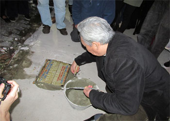 Acto a cuatro años del derrumbe del gimnasio Orión, en Villa Urquiza, donde se coloco una baldosa en la vereda, con los nombres de los fallecidos.