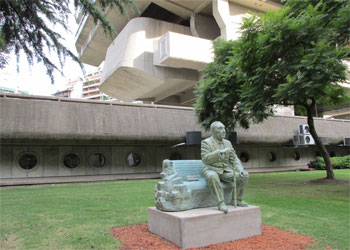 En la sala Juan L. Ortiz, de la Biblioteca Nacional, Agüero 2502, de la Ciudad Autónoma de Buenos Aires, se inaugura este miércoles 2 de julio, a las 19:00 horas la exposición Leídos, la muestra exhibe fotografías de libros intervenidos, que fueron marcados, subrayados, arañados, forrados, reencuadernados por 99 escritores, participara de la inauguración el autor del proyecto, Esteban Feune de Colombi y Horacio González.