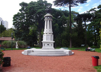 En el recorrido del botánico, una de las atracciones dignas de visitar es la Columna Meteorológica, 